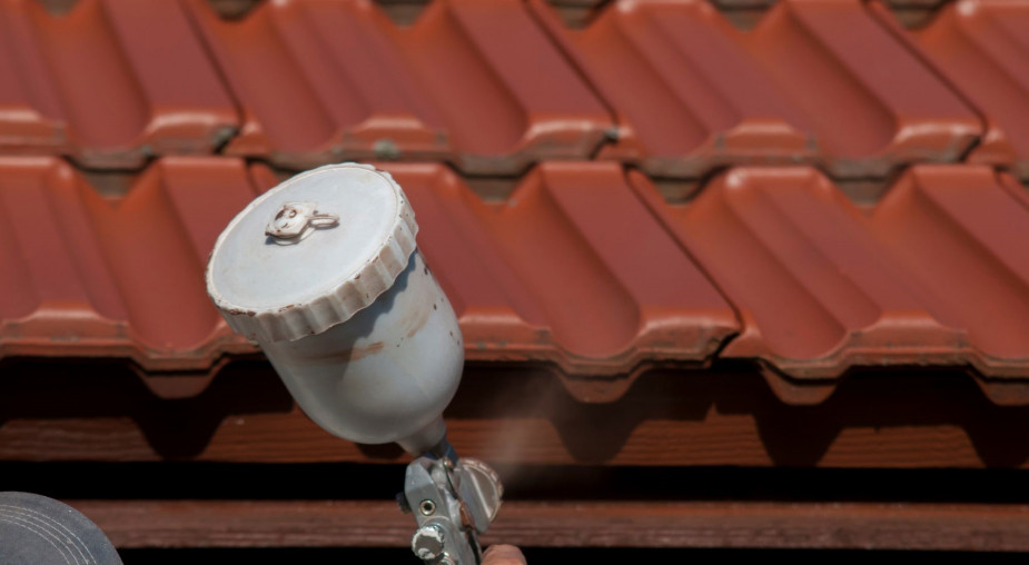 Malowanie dachówki: czy to ma sens i ile kosztuje malowanie dachu?