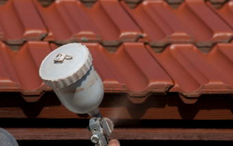 Malowanie dachówki: czy to ma sens i ile kosztuje malowanie dachu?