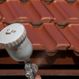 Malowanie dachówki: czy to ma sens i ile kosztuje malowanie dachu?