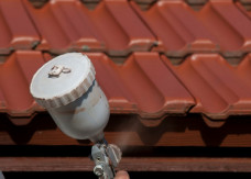 Malowanie dachówki: czy to ma sens i ile kosztuje malowanie dachu?