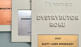 Czerwień i czerń na elewacji. Zastosowanie elastycznych płytek Izoflex Toledo oraz Grenada