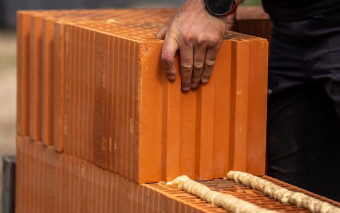 Szybkie wznoszenie ścian w systemach Porotherm Profi i Porotherm DRYFIX. Pozycja KNR K-49 nie pozostawia złudzeń 