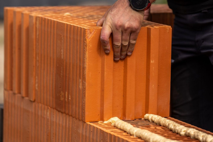 Szybkie wznoszenie ścian w systemach Porotherm Profi i Porotherm DRYFIX. Pozycja KNR K-49 nie pozostawia złudzeń 