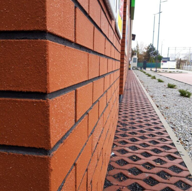 Elastyczne płytki elewacyjne Izoflex 6105 Toledo z kolekcji BRICK to klasyczna ceglana czerwień w nowoczesnym wydaniu.