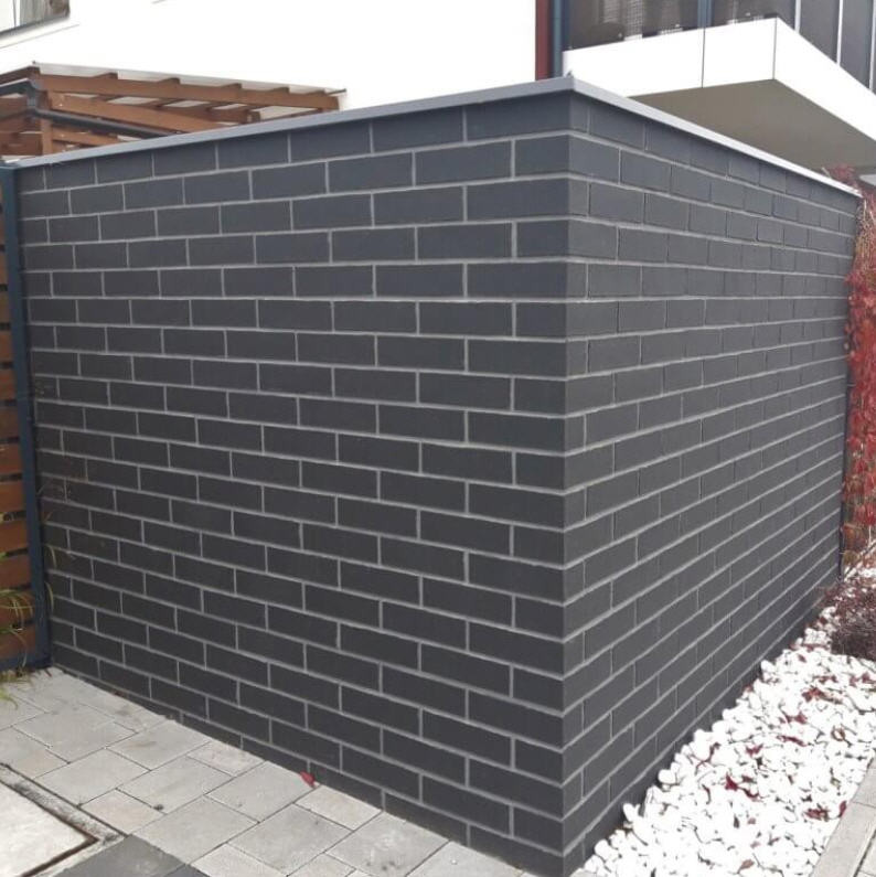 Elastyczne płytki elewacyjne 5108 Grenada z kolekcji BRICK to intensywna, głęboka czerń, która stanowi kwintesencję elegancji i minimalistycznego designu. 