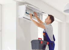 W takich domach klimatyzacja jest niezbędna. Jaki klimatyzator wybrać i jakiej mocy, żeby płacić mniej za prąd