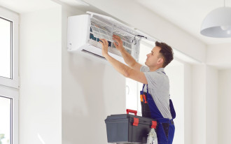 W takich domach klimatyzacja jest niezbędna. Jaki klimatyzator wybrać i jakiej mocy, żeby płacić mniej za prąd