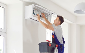 W takich domach klimatyzacja jest niezbędna. Jaki klimatyzator wybrać i jakiej mocy, żeby płacić mniej za prąd