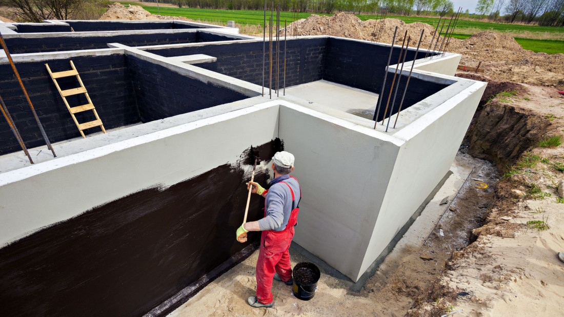 Hydroizolacja fundamentów masą bitumiczną – ochrona na lata