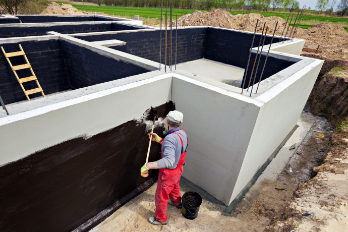 Hydroizolacja fundamentów masą bitumiczną – ochrona na lata