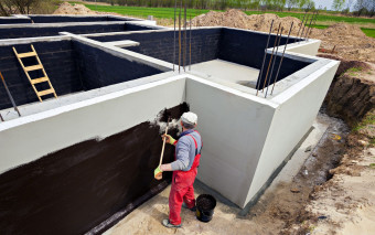 Hydroizolacja fundamentów masą bitumiczną – ochrona na lata