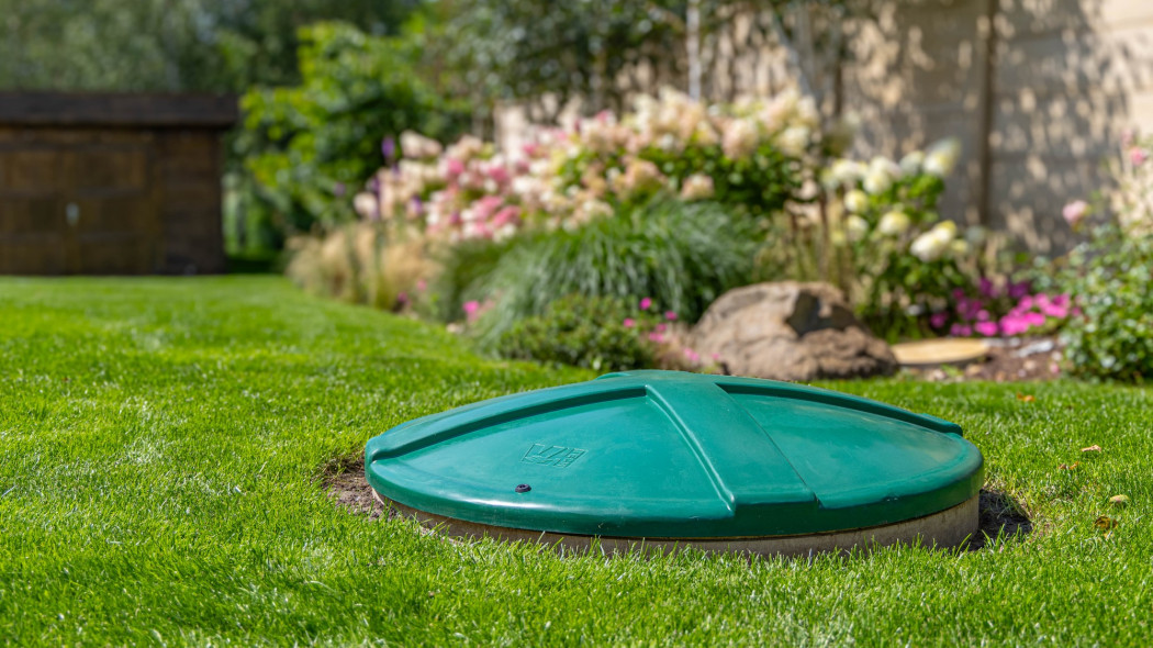 Całkowity koszt utrzymania przydomowej oczyszczalni. Ile naprawdę zapłacisz przez 10 lat?