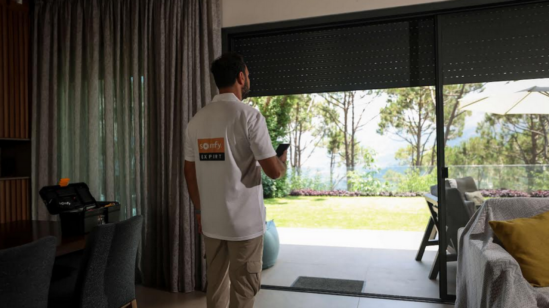 Jak inteligentne osłony okienne wpływają na bilans energetyczny budynku?