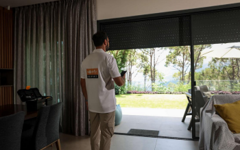 Jak inteligentne osłony okienne wpływają na bilans energetyczny budynku?