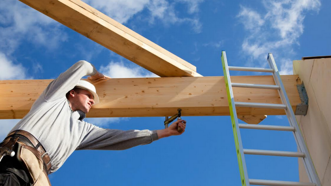 Jak przygotować drewno konstrukcyjne przed rozpoczęciem budowy?