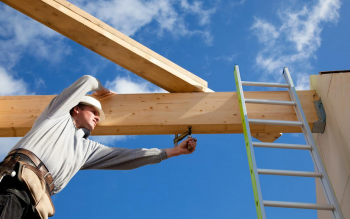 Jak przygotować drewno konstrukcyjne przed rozpoczęciem budowy?