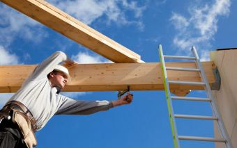 Jak przygotować drewno konstrukcyjne przed rozpoczęciem budowy?