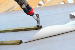 Warstwa wstępnego krycia dachu – jak dobrać membranę lub folię?