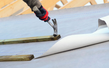 Warstwa wstępnego krycia dachu – jak dobrać membranę lub folię?