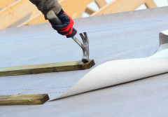 Warstwa wstępnego krycia dachu – jak dobrać membranę lub folię?