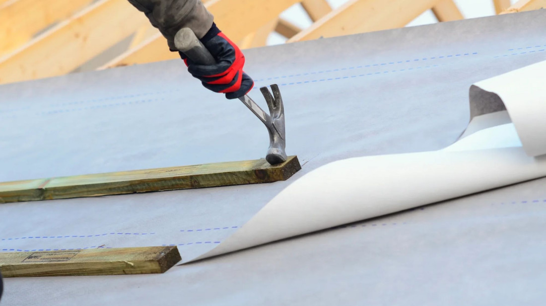 Warstwa wstępnego krycia dachu – jak dobrać membranę lub folię?