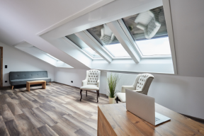 Trzy sposoby otwierania okien dachowych - jak dobrać rozwiązanie, które decyduje o komforcie na poddaszu?