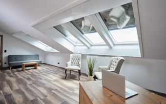 Trzy sposoby otwierania okien dachowych - jak dobrać rozwiązanie, które decyduje o komforcie na poddaszu?