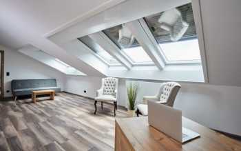 Trzy sposoby otwierania okien dachowych - jak dobrać rozwiązanie, które decyduje o komforcie na poddaszu?