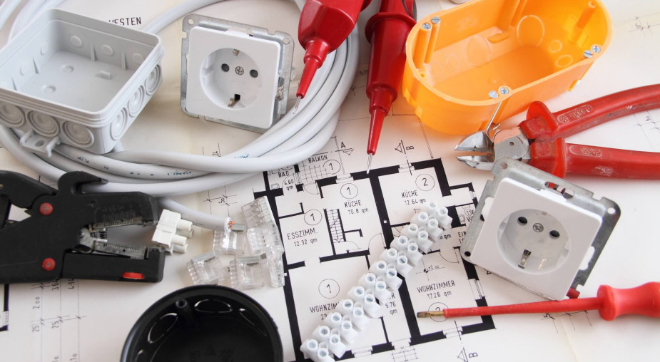 Instalacja elektryczna w domu: przyłącze, obwody elektryczne i dobór osprzętu
