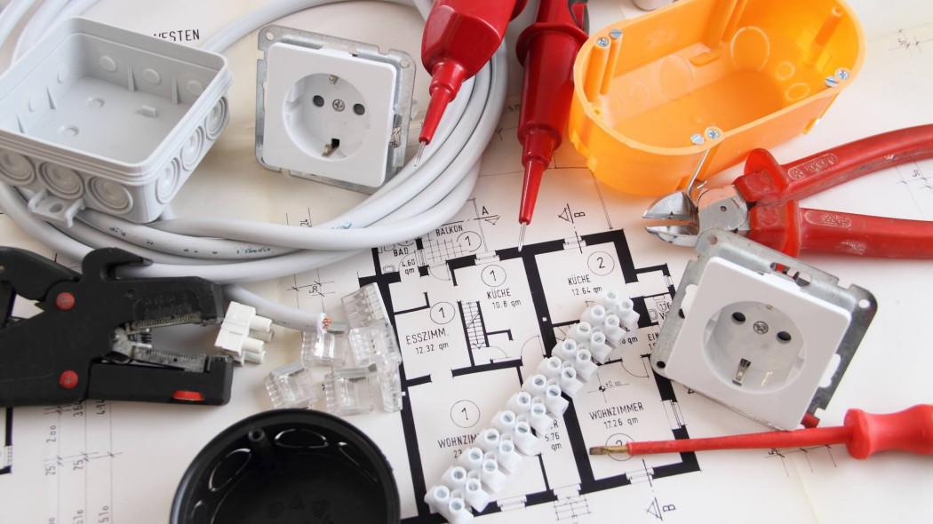 Instalacja elektryczna w domu: przyłącze, obwody elektryczne i dobór osprzętu