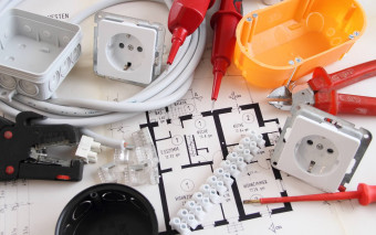 Instalacja elektryczna w domu: przyłącze, obwody elektryczne i dobór osprzętu