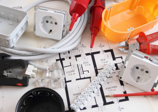 Instalacja elektryczna w domu: przyłącze, obwody elektryczne i dobór osprzętu