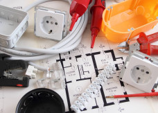 Instalacja elektryczna w domu: przyłącze, obwody elektryczne i dobór osprzętu