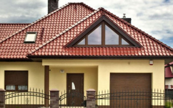 Akcesoria dachowe – rodzaje, zastosowanie i montaż