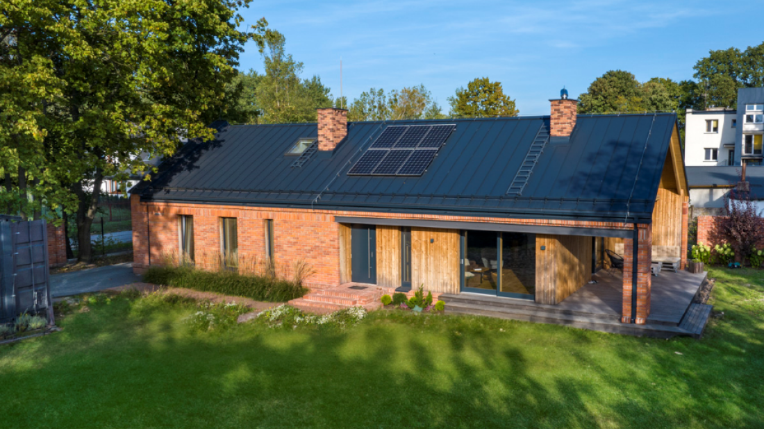 Okna do domu parterowego: Jakie wybrać, by zyskać ciepło, ciszę i styl?