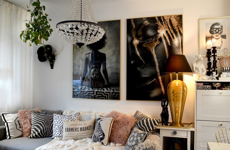 Klasyczny styl boho wzbogacony jest o typowe elementy glamour, czyli złote lub srebrne detale i dekoracje, szkło, połyskujące tkaniny, kryształowe żyrandole czy stylowe lampy. 