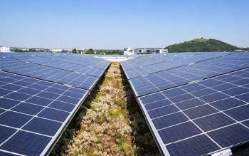 Nowoczesna fotowoltaika na dachy płaskie i zielone: Poznaj moc BauderSOLAR