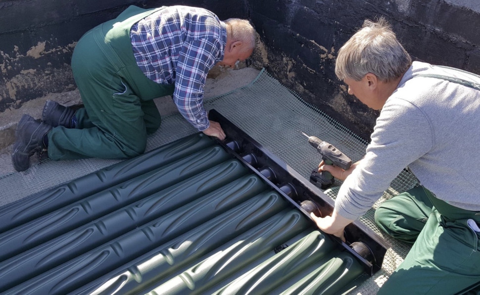 Do skręcania płyt stosuje się wkręty do plastiku i drewna 3,5 x 25 mm, rozmieszczane co 25–30 cm.