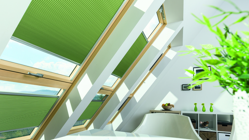  Zielone rolety FAKRO wprowadzają świeżość na poddasze i pozwalają precyzyjnie regulować dopływ światła.