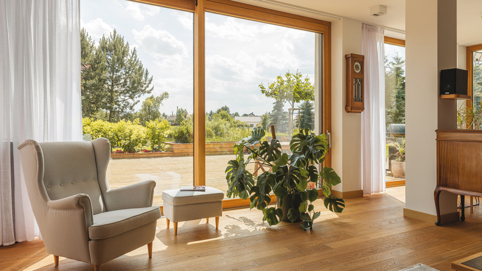 Duże przeszklenia FAKRO INNOVIEW otwierają wnętrze na naturę, tworząc przestrzeń pełną spokoju.