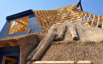 Strzecha, gont drewniany, łupek - czy warto wybrać naturalne pokrycie dachu?