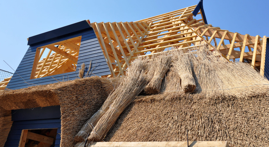 Strzecha, gont drewniany, łupek - czy warto wybrać naturalne pokrycie dachu?