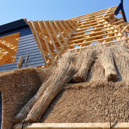 Strzecha, gont drewniany, łupek - czy warto wybrać naturalne pokrycie dachu?