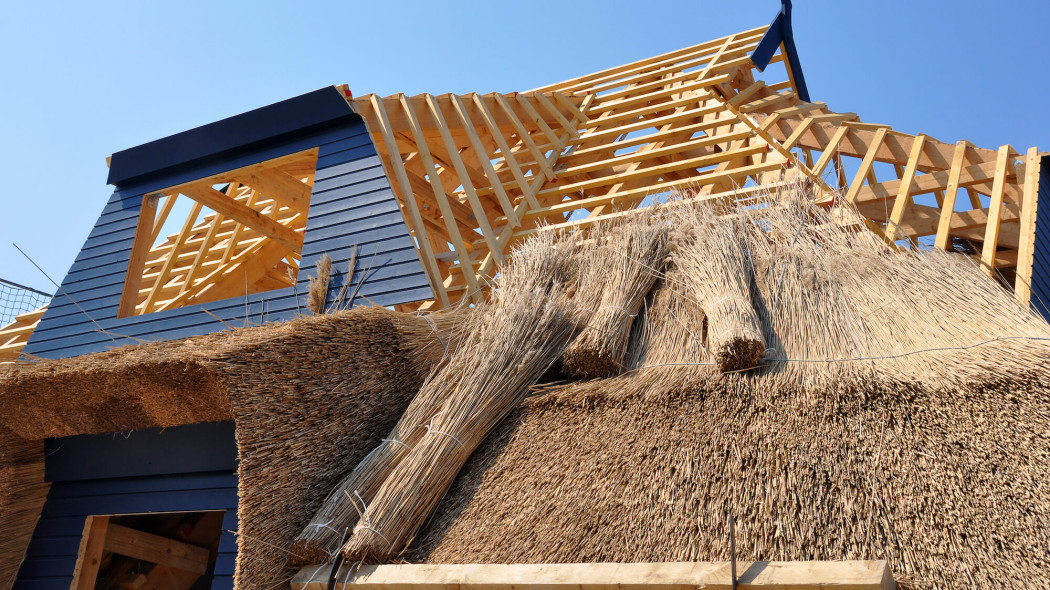 Strzecha, gont drewniany, łupek - czy warto wybrać naturalne pokrycie dachu?