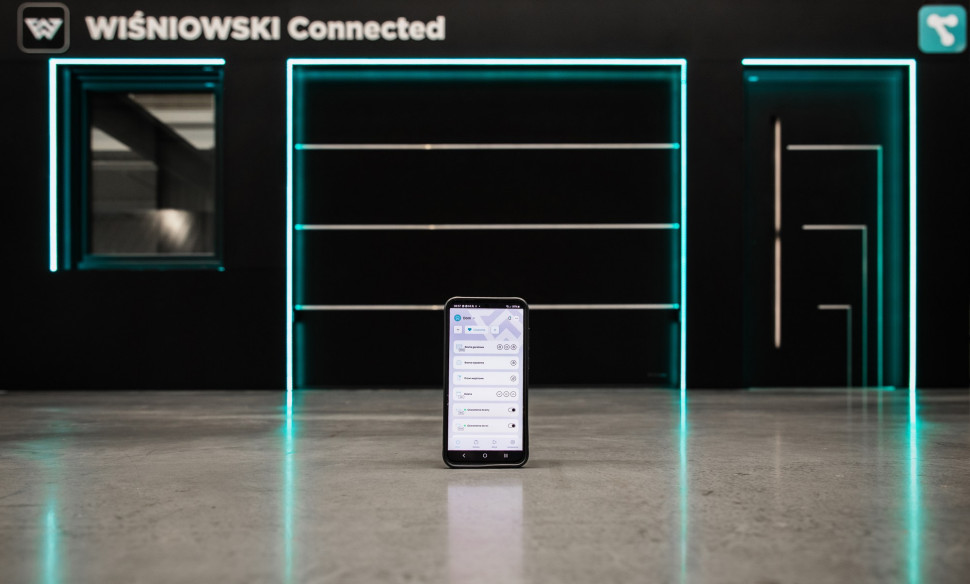 WIŚNIOWSKI jako jeden z pierwszych producentów wprowadził bramę garażową w standardzie smart, a dziś system WIŚNIOWSKI Connected obejmuje również drzwi, rolety, a nawet ogrodzenie.