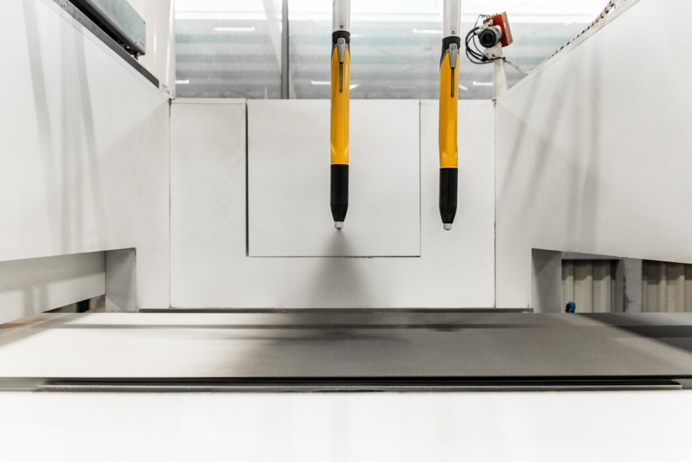 Niewiele firm maluje panel bramy garażowej proszkowo, a firma WIŚNIOWSKI uruchomiła ten proces już w 2022 roku. 