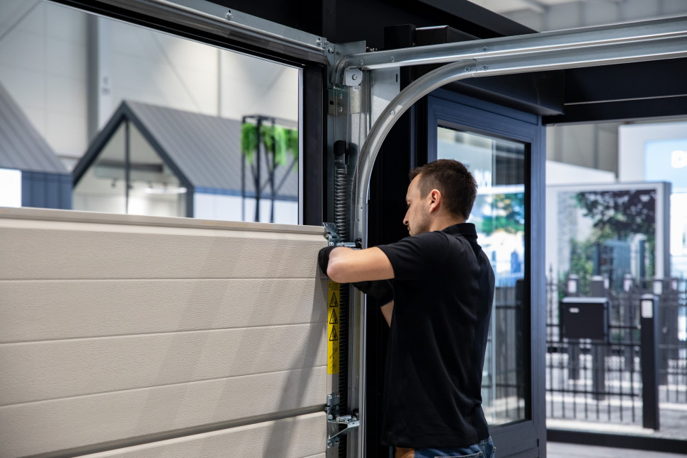 W firmie WIŚNIOWSKI działa także Training Center, w którym fachowcy mogą nauczyć się poprawnego montażu bram garażowych oraz poznać rynkowe innowacje w swojej niszy.