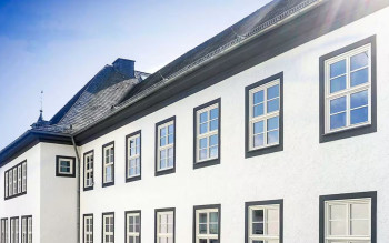 Czy warto wymienić szyby na 3-szybowe? Ciepło i ciszę można odzyskać bez wymiany całych okien