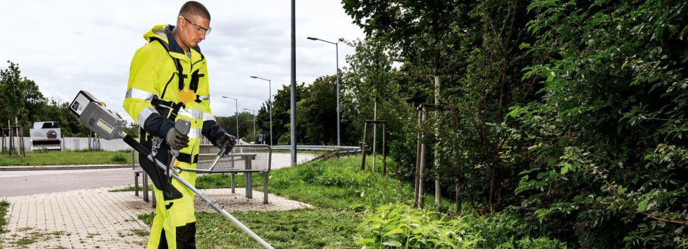 Podkaszarka akumulatorowa służy przede wszystkim do przycinania trawy w miejscach, do których trudno dojechać kosiarką