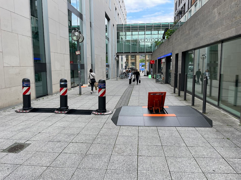 Przenośna zapora drogowa Road Blocker M30 i blokada drogowa OktaBlock